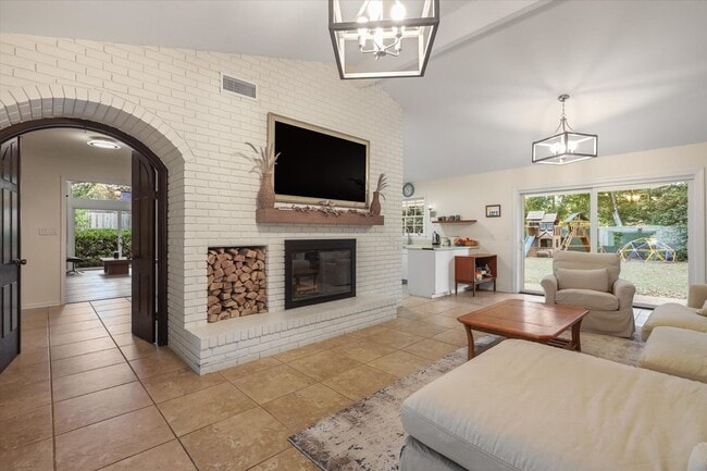 Building Photo - Mid-Century Home in Killearn Estates