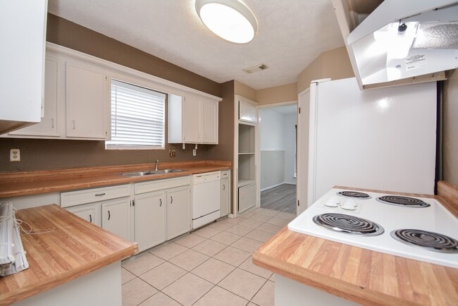 Building Photo - 21318 Park Valley Dr