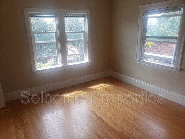 Building Photo - 546 Merrimac St