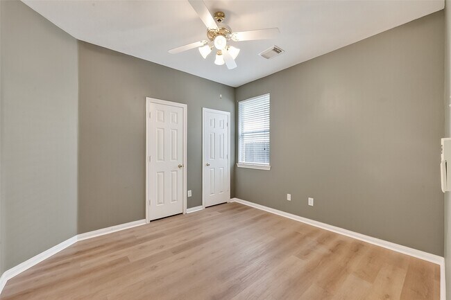 Building Photo - 23719 River Pl Dr