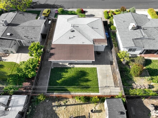 Building Photo - Beautiful Vacaville Home Near Parks, Schools & Shopping