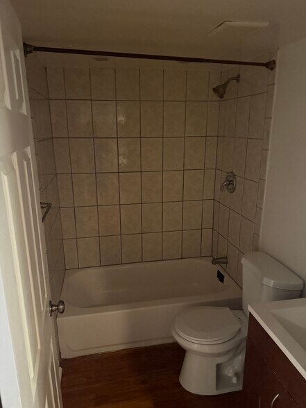 Full apartment bathroom - 4020 Blaine St NE