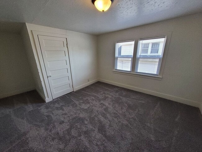 Building Photo - 317 Chute St