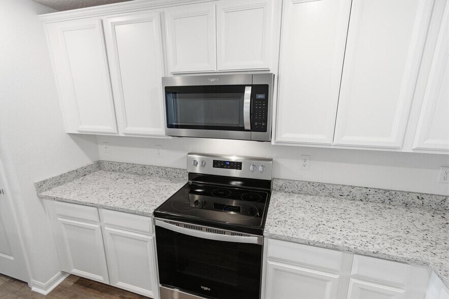 Building Photo - 15 Rivera Ln