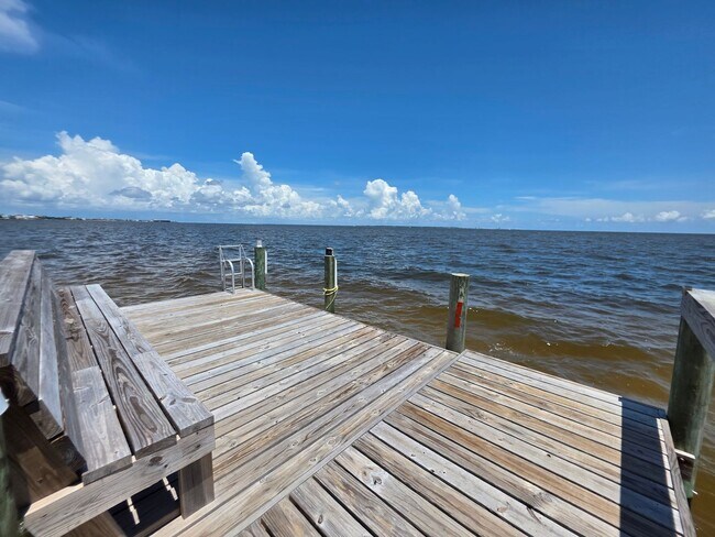 Building Photo - 1BR/1BA waterfront condo with golf course ...
