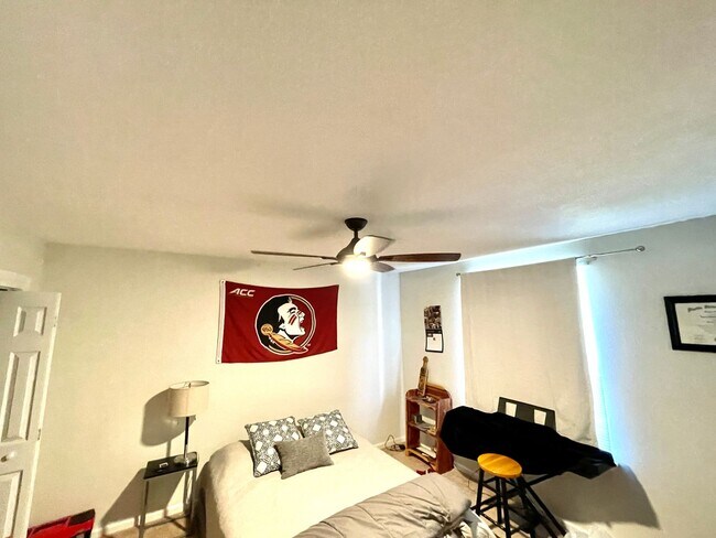 Building Photo - Rare, sought-after 5 bedroom home in Pembroke Meadows.