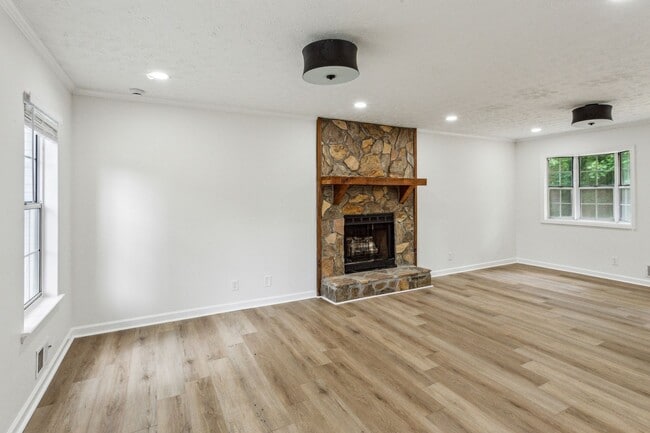 Building Photo - 3 bed 3 bath in Jonesboro!