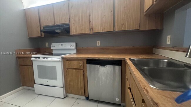Building Photo - 821 Twin Lakes Dr
