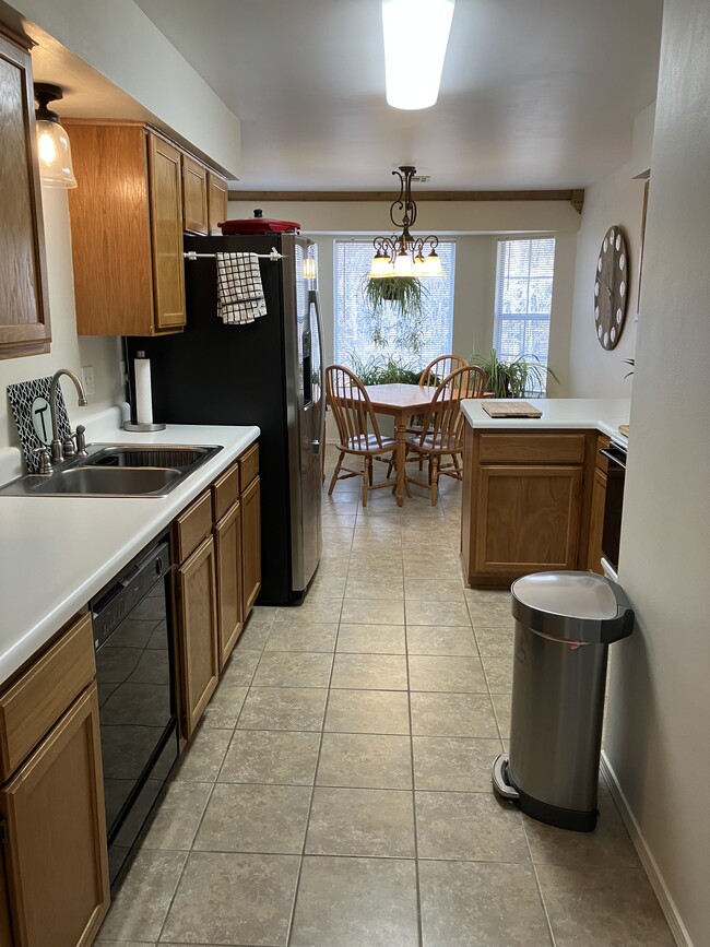 Building Photo - 8675 Golf Creek Dr