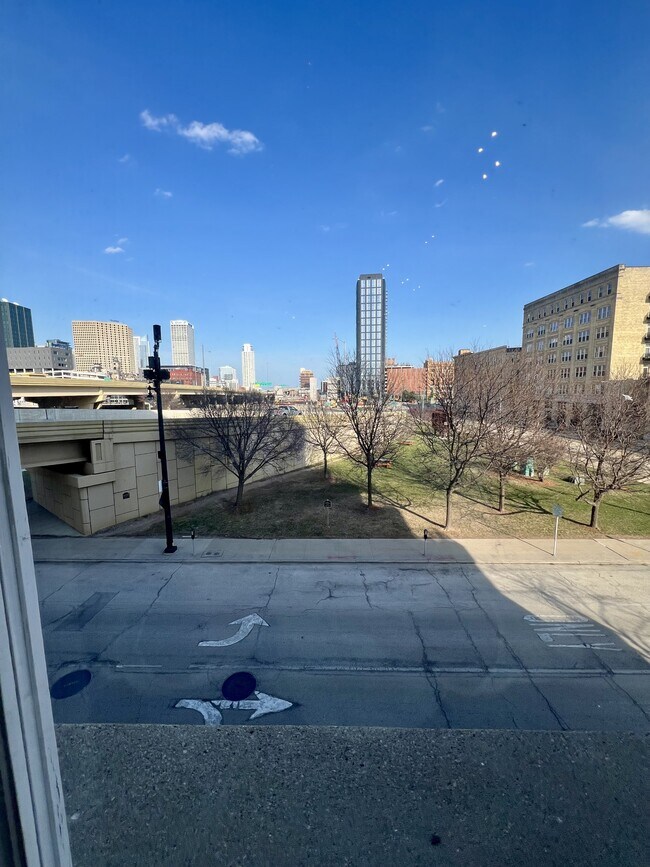 Building Photo - 413 N 2nd St