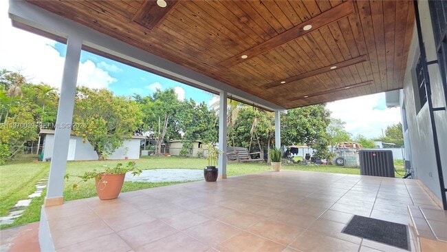 Building Photo - 3041 NW 16th St