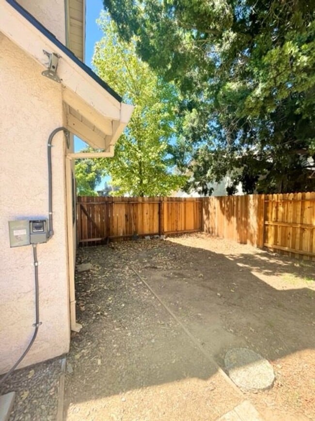 Building Photo - Darling Elk Grove Halfplex!