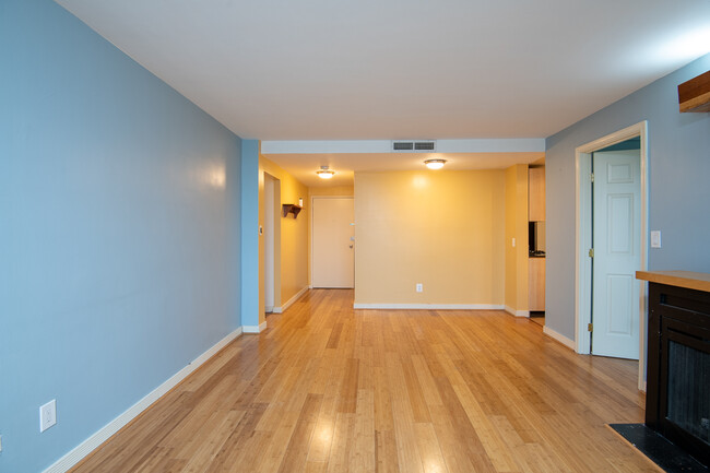 Building Photo - Marvelous 2 Bed Condo in Alexandria Virginia!