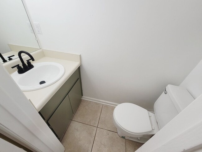 Building Photo - CLASSY NE 2/1.5 w/ Vaulted Ceilings, Privacy Fenced Yard, Washer/Dryer, & Walk in Closets! Availa...