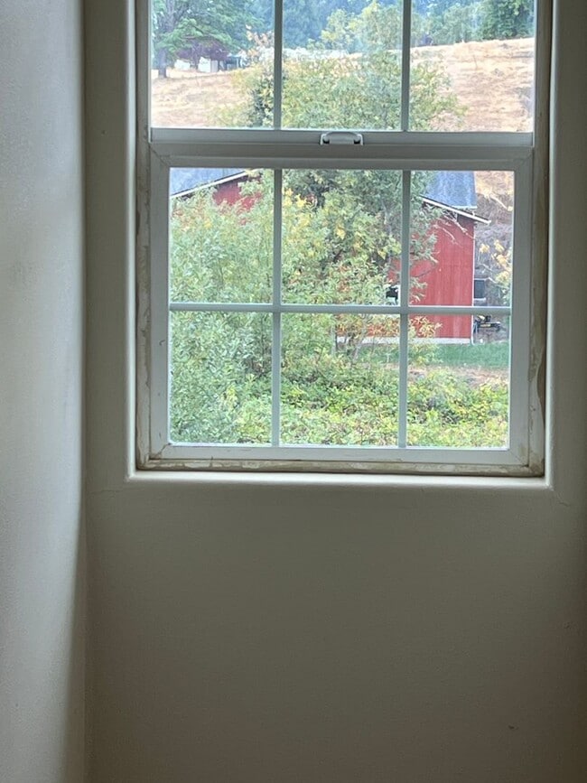 Building Photo - Townhouse style duplex in Lowell