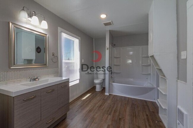Building Photo - Adorable Home Centrally Located