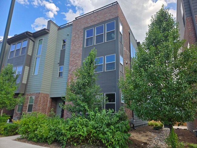 Primary Photo - Amazing townhome in Central Park near Nort...