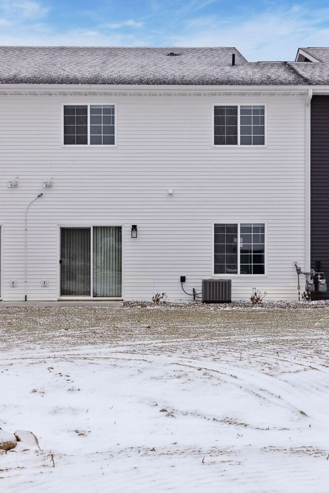 Building Photo - Fully Furnished 3 Bedroom Town Home