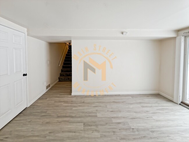 Building Photo - 3 Bed 1 Bath Duplex