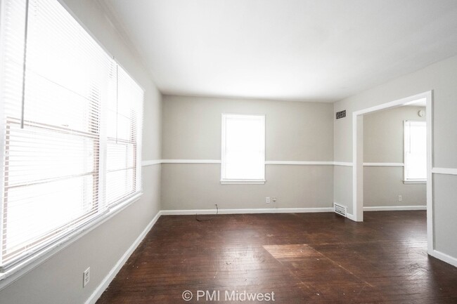 Building Photo - Charming 2 Bedroom Duplex with Spacious La...