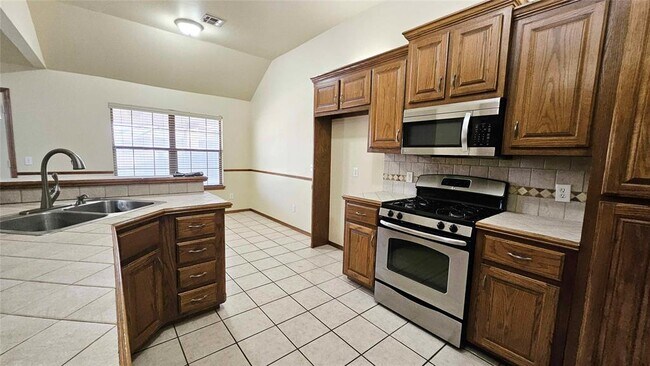 Building Photo - 417 E Plantation Terrace