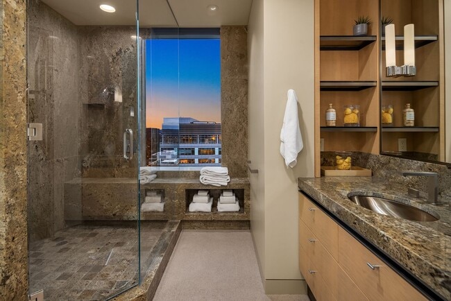 Building Photo - 3Bd/2.5Ba Bellevue Condo