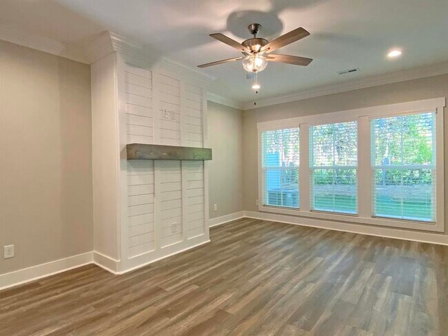 Building Photo - 166 Sango Dr