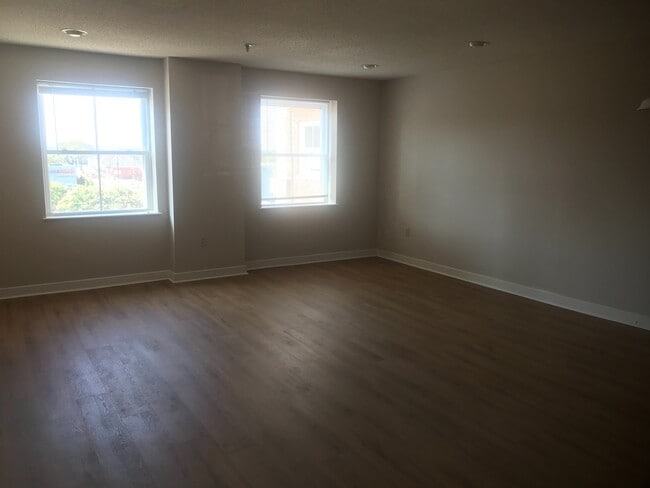 Building Photo - 315 N Spruce St