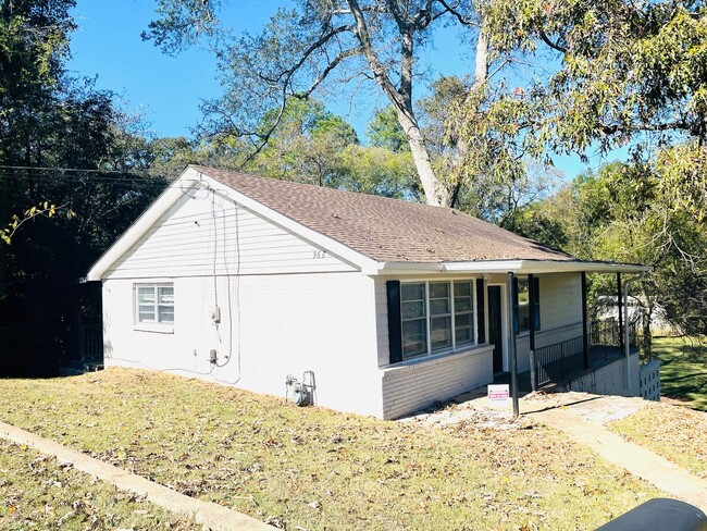 Building Photo - ** Beautiful 3 bed 2 bath located in fores...