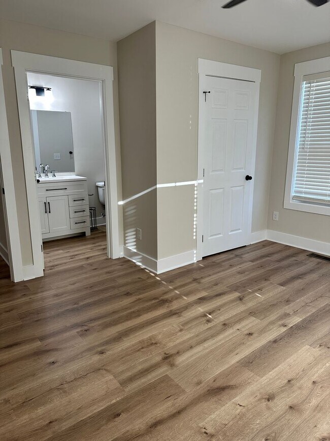 Building Photo - 102 W 15th Ave