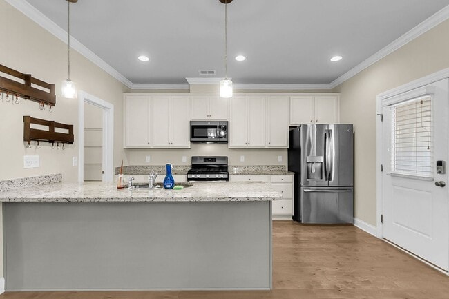 Building Photo - Stunning 3-Bed / 2.5-Bath Home in Park Cir...