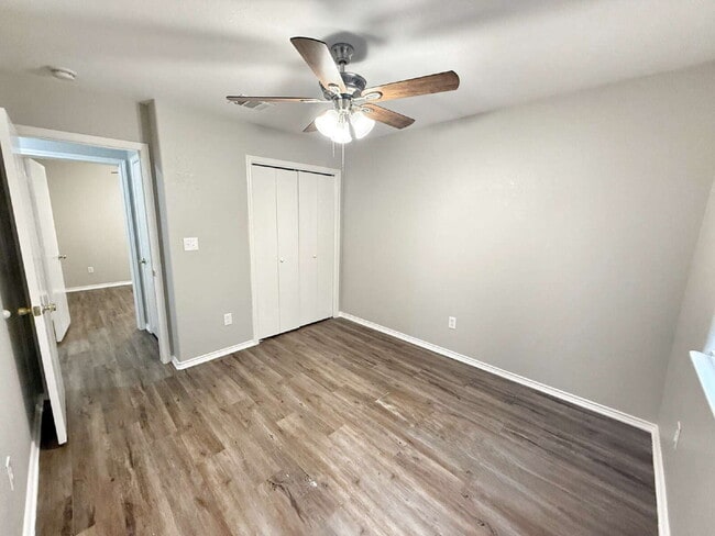 Building Photo - Spacious 3 Bedroom, 2 Bath Duplex with 1-C...