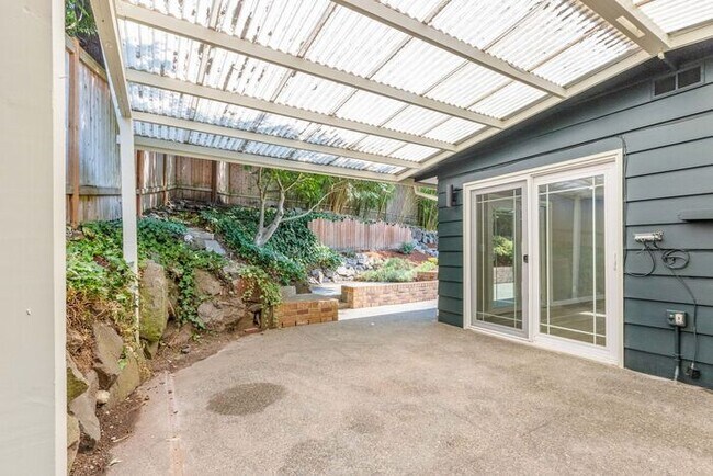 Building Photo - Elegant Air-Conditioned Newly Remodeled Matthews Beach Rambler