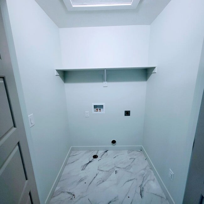 Building Photo - Stunning Townhomes!