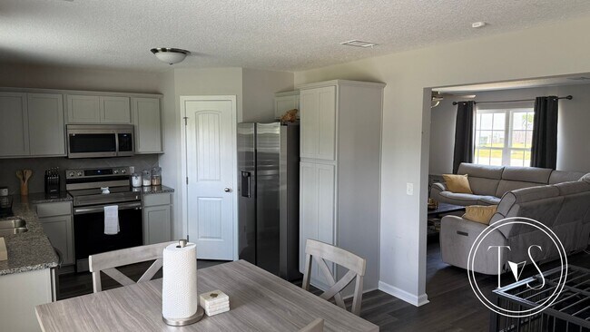 Building Photo - RATE DROP ALERT (was $2600/month)!