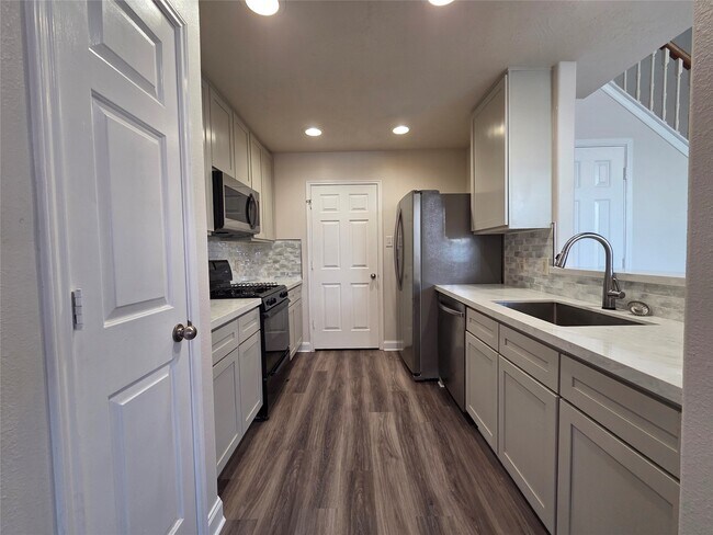 Building Photo - 10903 Windfern Lakes St