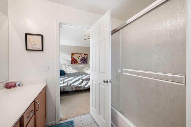 Building Photo - Move in ready 3 bedroom plus a den!