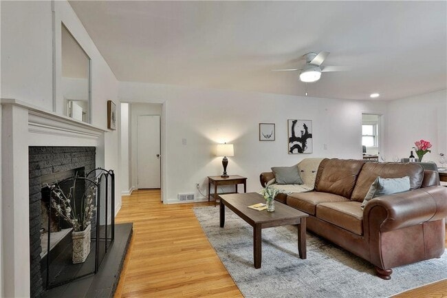 Building Photo - 2037 Lively Ridge Rd NE