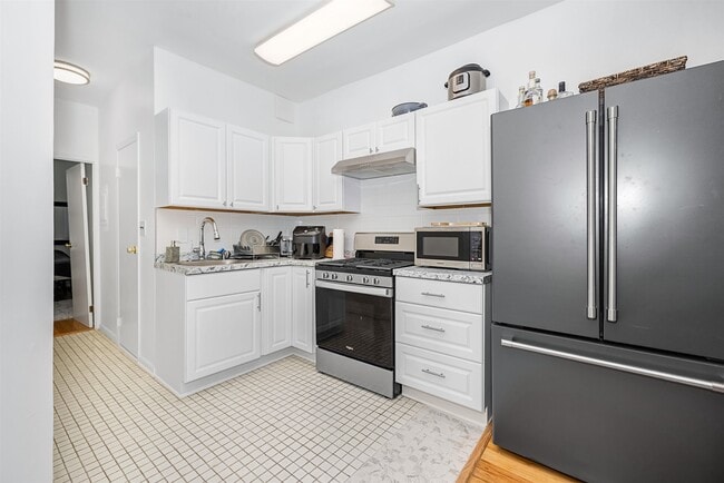 Primary Photo - 523 Adams St