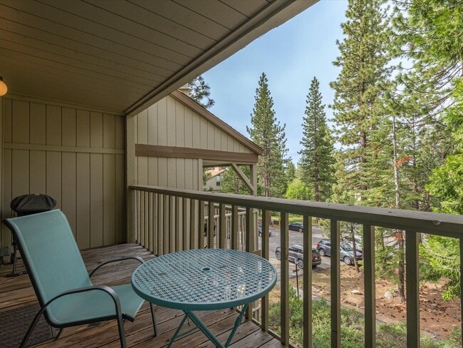 Building Photo - SKI LEASE: Townhome w/Fireplace, 2 Decks &...