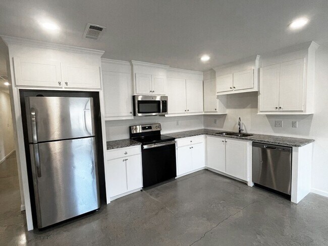 Building Photo - 246 Skylane Dr