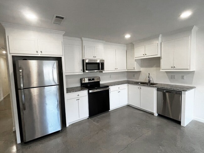 Building Photo - Charming 3-Bedroom Retreat in the Heart of...