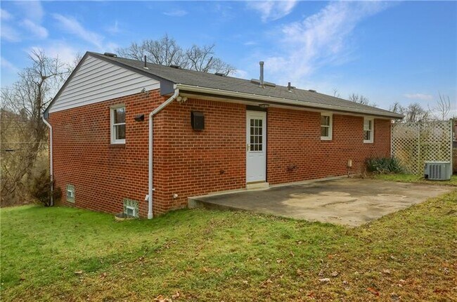 Building Photo - 316 Tarragonna St