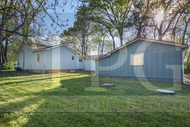 Building Photo - Newly Renovated, Pet Friendly Home in KCMO!