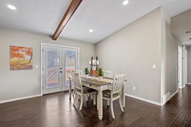 Building Photo - "Spacious 5-Bedroom Haven with 3 Full Bath...