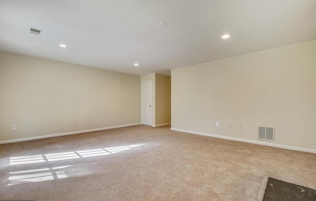 Building Photo - Fabulous 3BR/3.5BA Potomac Townhome, in In...