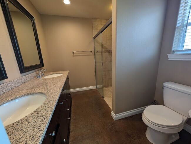 Building Photo - Gorgeous 3 Bed 2 Bath Clarkston Townhouse ...