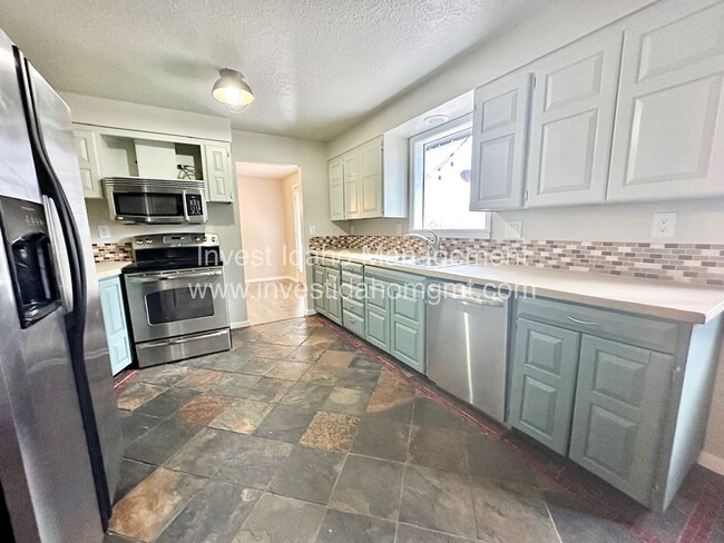 Building Photo - 3 bed 2.5 bath home  - Close to Boise foot...