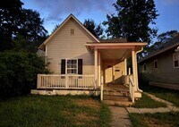 Building Photo - 2 Bed 1 Bath unit