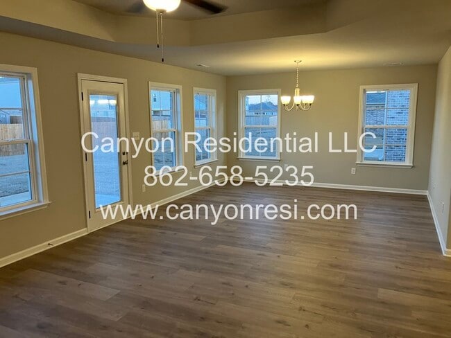 Building Photo - Great 3 BR 2 BA in great location won't last long!